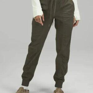 Lululemon Dance Studio Jogger in Green Size 4